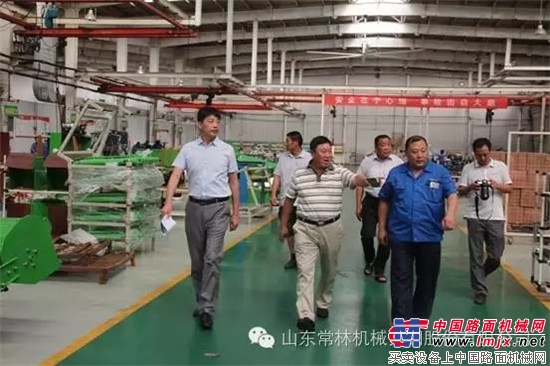 枣庄市农机局副局长徐占启一行到山东常林农装公司参观考察