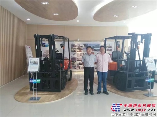 《中国叉车网》客人来斗山叉车拜访