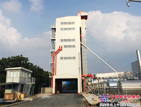 河南省首台环保型沥青混合料搅拌设备成功投产