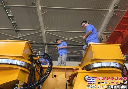 陕建机：团结协作克艰难 群策群力保生产