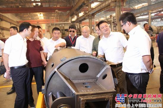 客户参观北京三一重机现代化的工厂