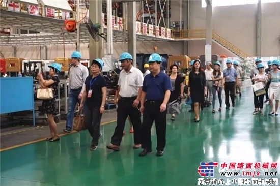 参加“第九届东北亚机械产业城市联盟市长会议”的代表赴华菱星马参观考察