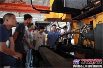 西安建築科技大學應屆畢業生來陝建機械參觀實習