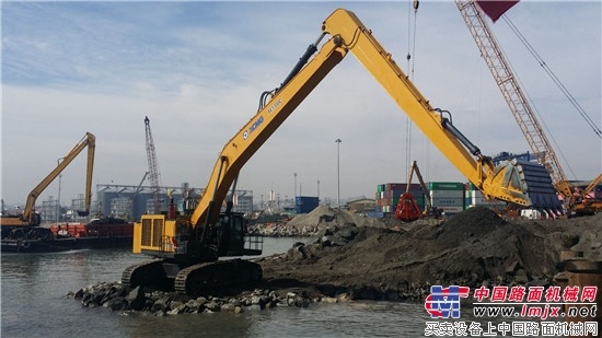徐工大吨位“钢铁长臂”助力智利港口建设