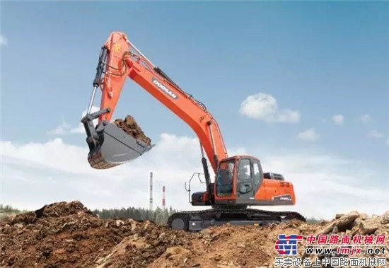 斗载万物 斗山DX300LC-9C再助力移民工程