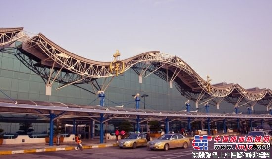 柳工挖掘机参与南京国际机场跑道维修