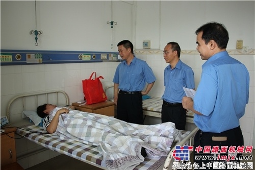 国庆节前夕 玉柴为住院职工送关怀