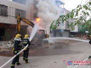 瓊海市區一挖掘機著火 消防隊15分鍾撲滅