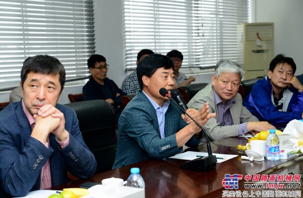 韩国钢铁行业考察团代表们就不锈钢电子商务的跨国交易等相关问题进行咨询。江南樵夫 摄