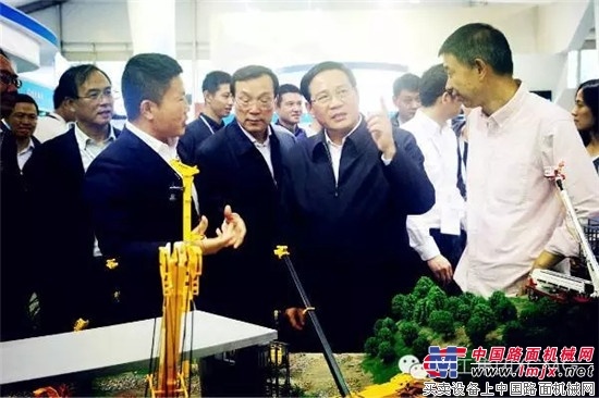江苏省委书记李强莅临阿里云栖大会为徐工点赞