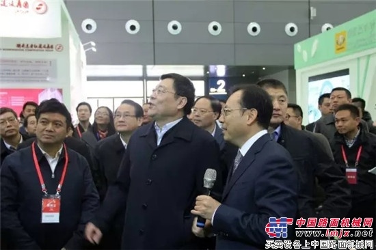 杜家毫参观湖南住博会 高度肯定三一PC装备