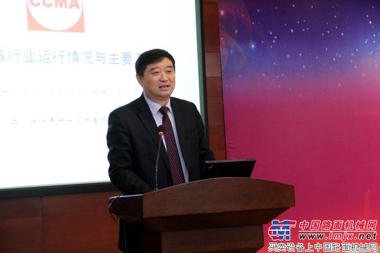 中国工程机械工业协会常务副会长、秘书长苏子孟做主旨演讲
