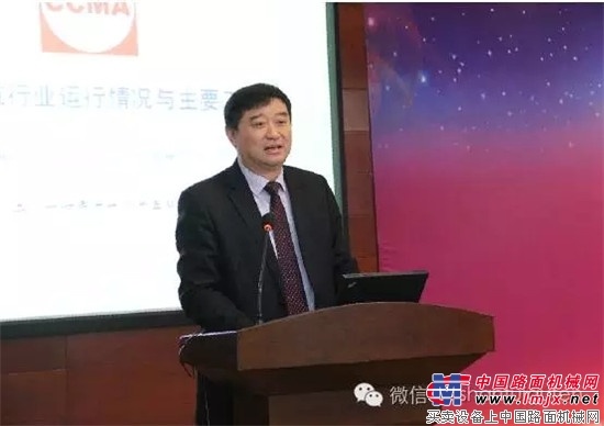 山推股份李殿和总经理在2016年铲运机械协会年会上发表主题演讲