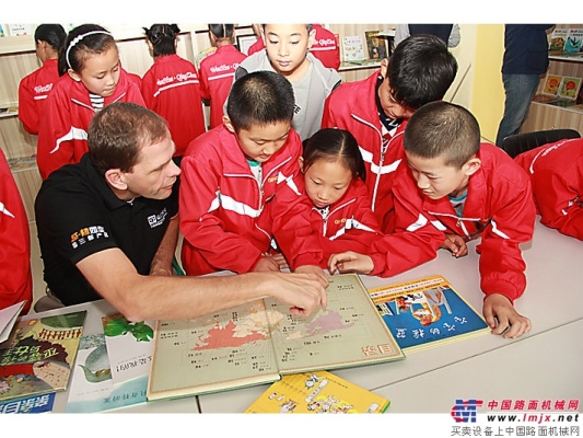 卡特彼勒青州為當地小學捐贈閱覽室設施