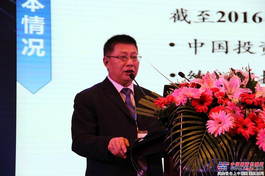 中国工程机械工业协会挖掘机分会常务副会长兼秘书长李宏宝发言
