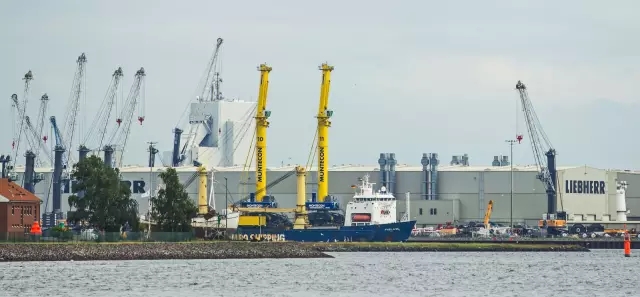 LHM800型移动式码头高架吊，利勃海尔新的集装箱装卸巨头