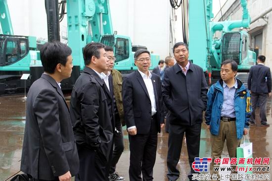林坚总经理亲自给客户讲解产品性能