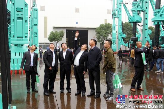 林坚总经理亲自给客户讲解产品性能