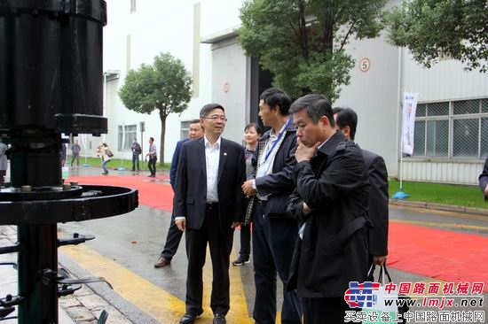 林坚总经理亲自给客户讲解产品性能