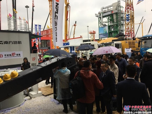 V7干式制砂设备演示现场人潮不断