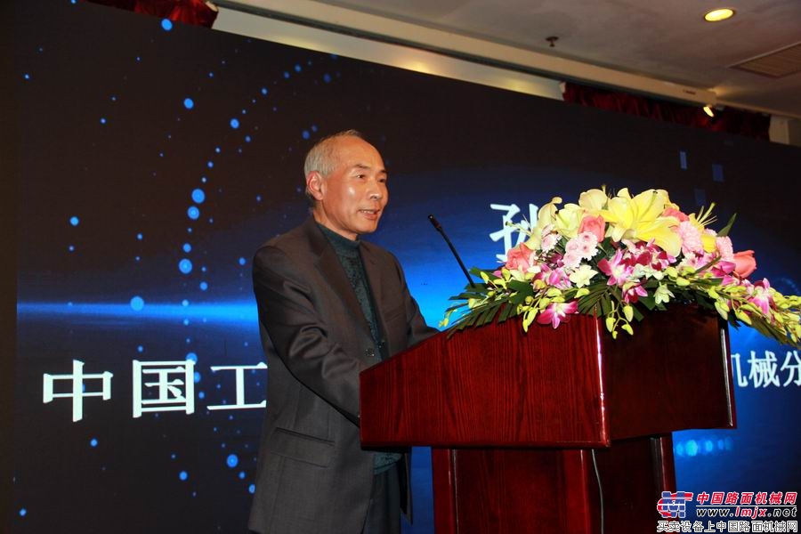  中国工程机械工业协会副会长兼秘书长苏子孟