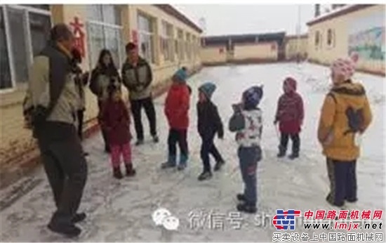 内蒙古山推“雪中送炭”献爱心