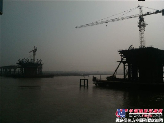 方圓TC5018型塔機服役淮南淮河大橋建設工程