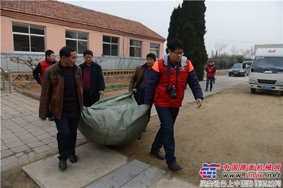 海阳市携手方圆集团向敬老院捐赠棉衣