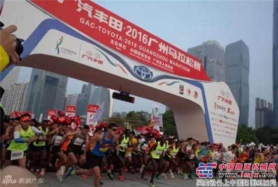 中联重科多功能抑尘车为“真跑者”降温防暑！