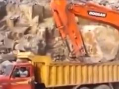 挖掘机这样给卡车丢大石头装料，吓得货车司机马上跳下车！