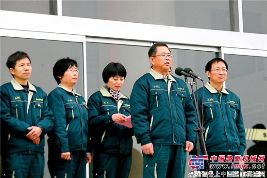山推股份公司工会举办职工迎新年拔河比赛