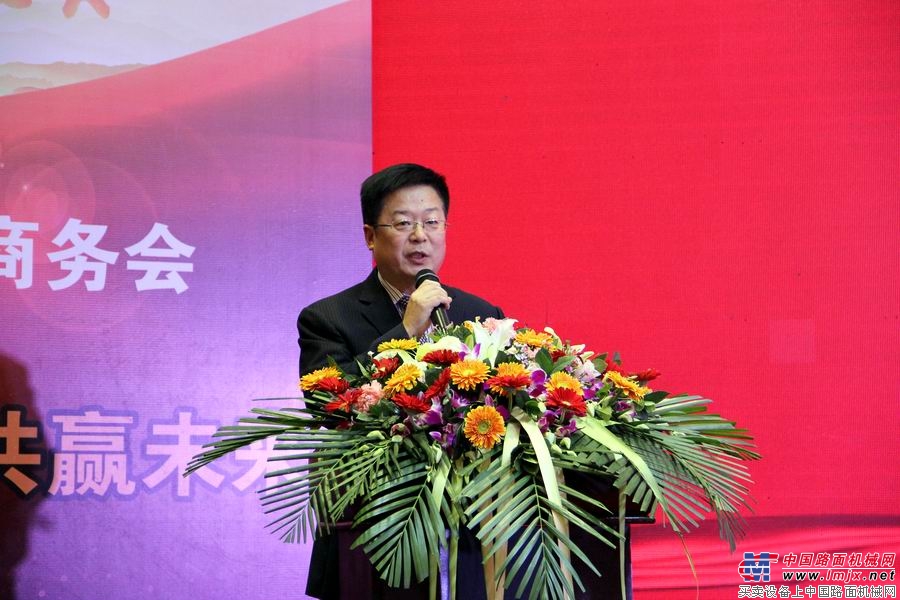 青岛科泰重工机械有限公司副总经理李顺舟宣读表彰决定