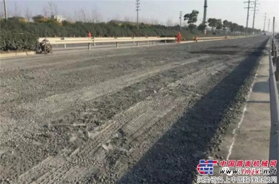 维特根 WR 250 在浙江台州进行泡沫沥青就地冷再生