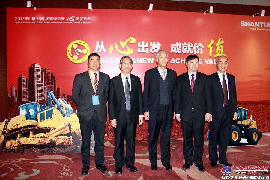 中国工程机械工业协会领导和山推高层与新机合影