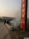 河北沧州中捷交通局路政站巡查中制止垃圾焚烧行为