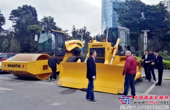 福建地区山推春季促销会取得开门红