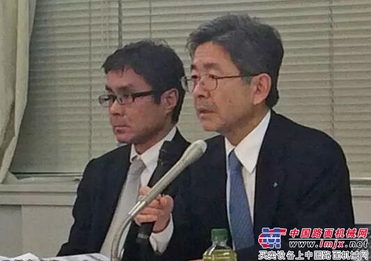 神户制钢公司副社长梅原(右)就中国代理商的销售改革进行说明