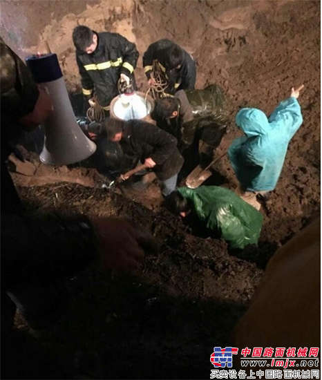 12岁女孩坠入深井 挖掘机助力救援