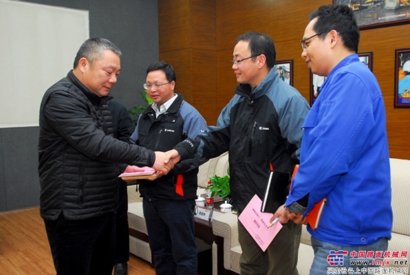 柳州市常务副市长杨义到柳工公司慰问拔尖技术人才