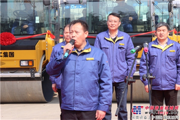 徐工道路机械事业部党委副书记李昊宣布发车