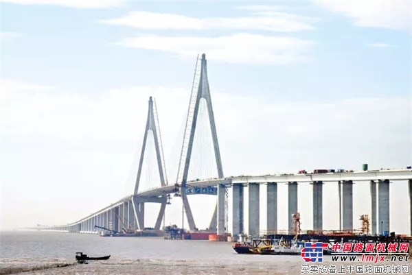 2007年7月，杭州湾跨海大桥全线贯通，中联重科的工程机械设备为大桥创下多项“世界之最”，立下了汗马功劳。