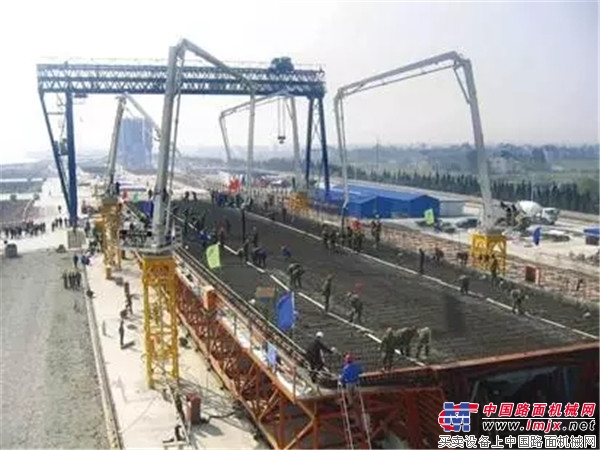 2007年7月，杭州湾跨海大桥全线贯通，中联重科的工程机械设备为大桥创下多项“世界之最”，立下了汗马功劳。