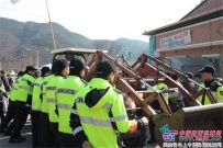 韩国民众开挖掘机冲向萨德部署地