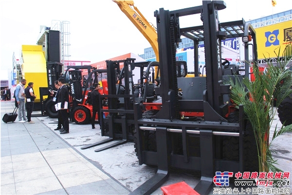 第十七届厦门国际石材展上的工程机械“花”