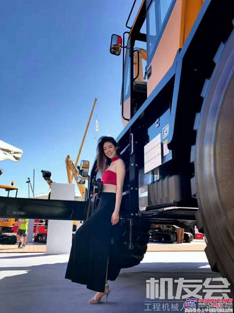 美女与机械相得益彰