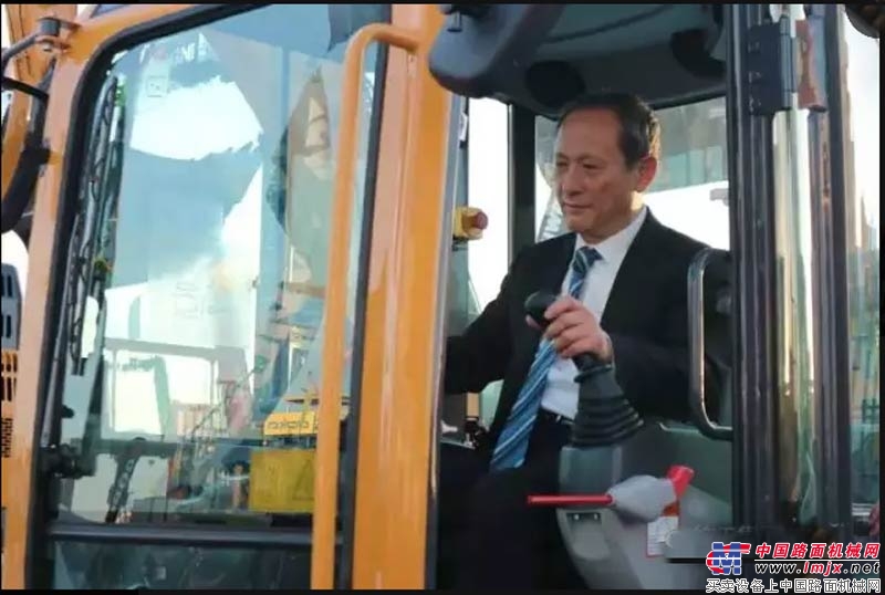 徐工董事长王民亲自驾驶挖机