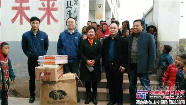 斗山代理商川马爱心“书送希望”