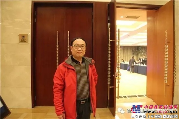 参会客户看徐工道路机械