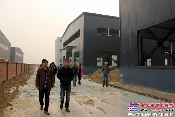 钢利科技总经理高英辉陪同参观新厂区
