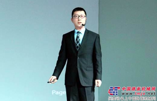 中联重科路面公司主任工程师唐先丰对路机4.0产品做详细介绍